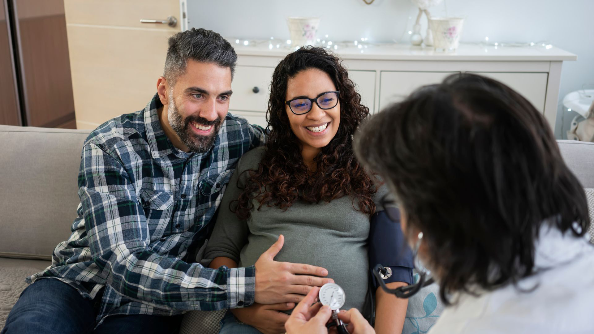 Husband and pregnant wife meet with birth professional